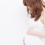 妊娠初期の症状はいつから？出血、腹痛、おりものなどのチェック項目とは？